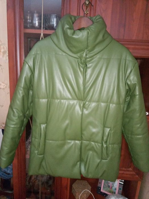 Женская куртка ол��вкового цвета: 750 грн. - Пуховики и зимние курткиРадомышль на Olx